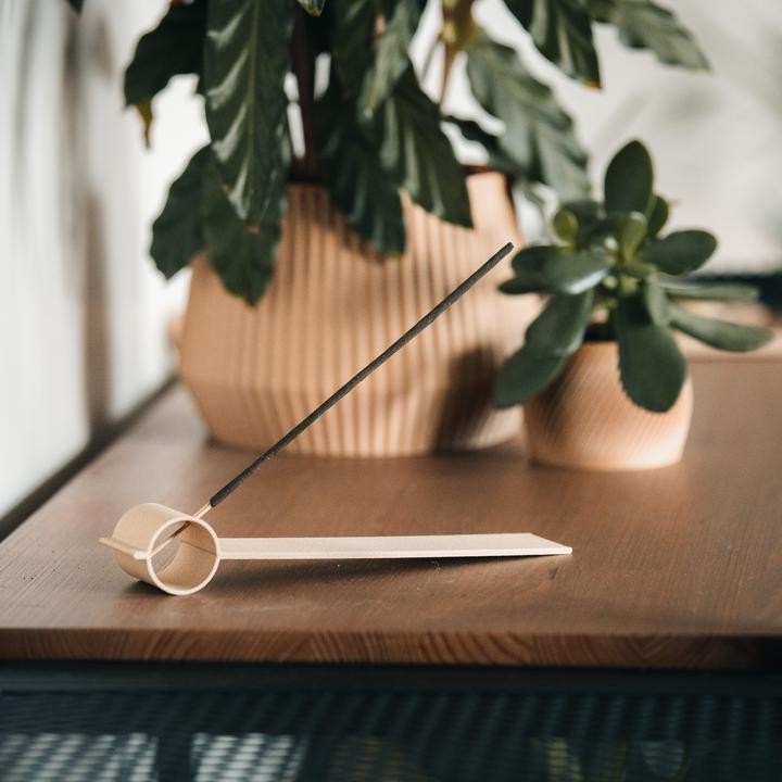 Räucherstäbchenhalter aus Holz und Stärke 3D-Druck - Enkei, Goldkiefer - COPO Design