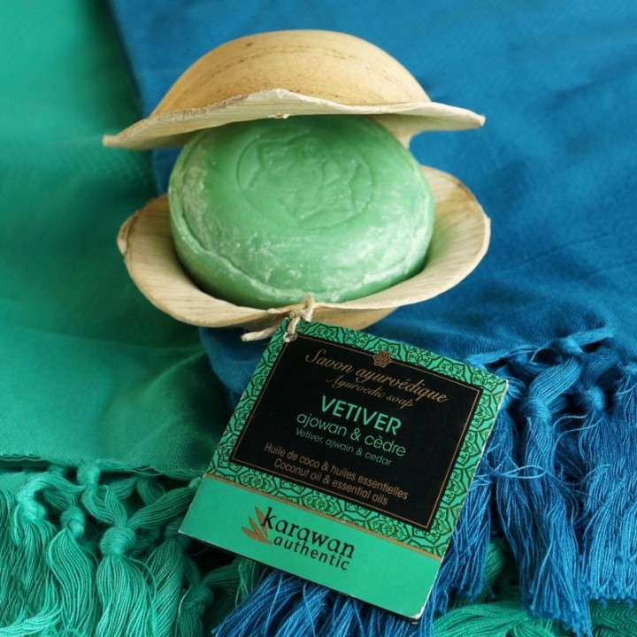 Ayurvedische Seife mit belebendem Vetiver in ihrem Palmblatt - 100g - Karawan