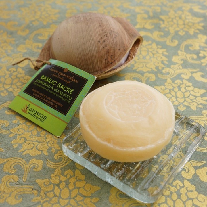 Savon ayurvédique au Basilic sacré adoucissant dans sa feuille de palmier - 100g - Karawan