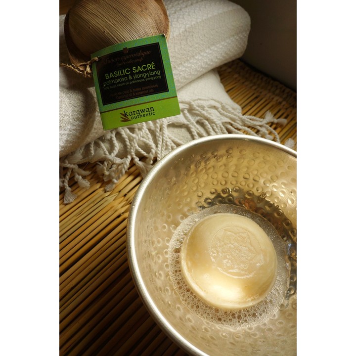Savon ayurvédique au Basilic sacré adoucissant dans sa feuille de palmier - 100g - Karawan