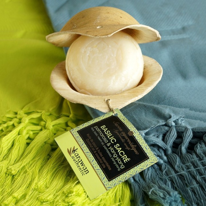 Sapone ayurvedico al Basilico sacro, ammorbidente nella sua foglia di palma - 100g - Karawan