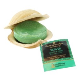 Savon ayurvédique au Vétiver tonifiant dans sa feuille de palmier - 100g - Karawan