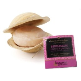 Savon ayurvédique à la Bergamotte régénérante dans sa feuille de palmier - 100g - Karawan
