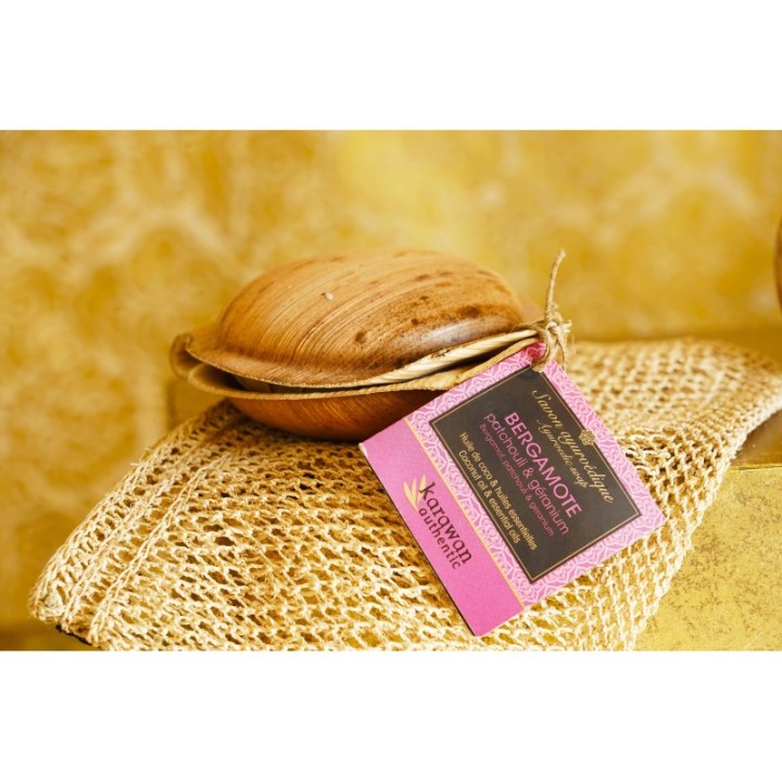 Ayurvedische Seife mit regenerierender Bergamotte in ihrem Palmblatt - 100g - Karawan