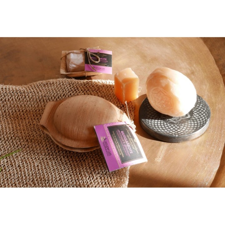 Ayurvedische Seife mit regenerierender Bergamotte in ihrem Palmblatt - 100g - Karawan