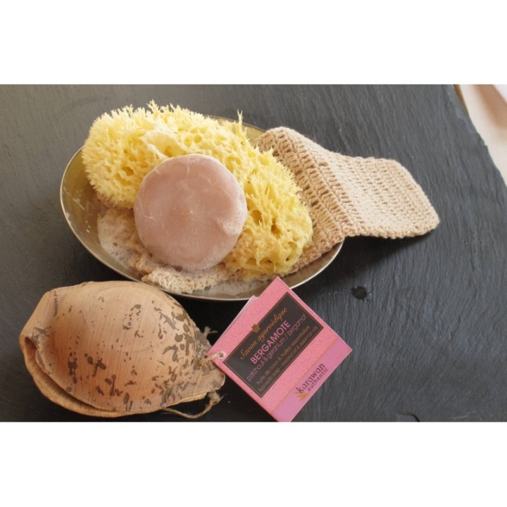 Savon ayurvédique à la Bergamotte régénérante dans sa feuille de palmier - 100g - Karawan
