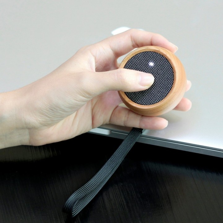 Altoparlante Bluetooth Tumbler + Selfie Trigger in Ciliegio - Gingko Design