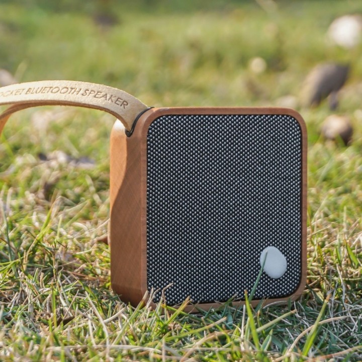 Altoparlante Bluetooth tascabile MI Square in legno di ciliegio - Gingko Design