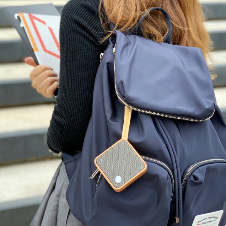 Altoparlante Bluetooth tascabile MI Square in legno di ciliegio - Gingko Design