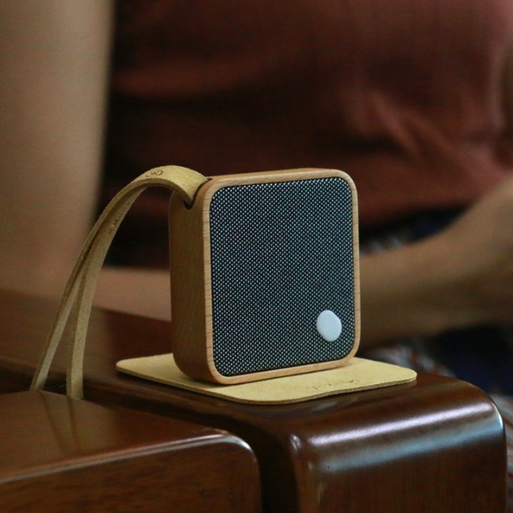 Altoparlante Bluetooth tascabile MI Square in legno di ciliegio - Gingko Design