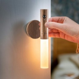 Intelligente Stablampe EcoConcue aus Walnussholz - Gingko Design