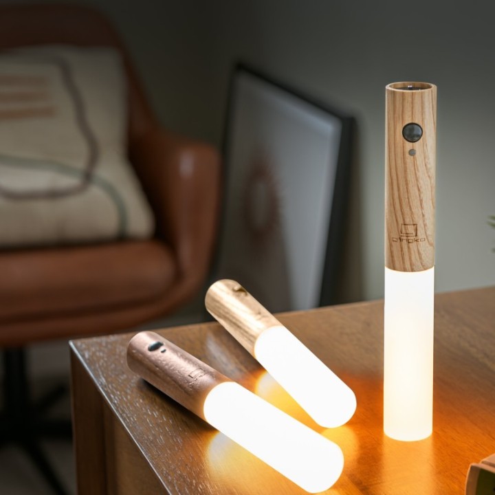 Lampe bâton intelligente écoconcue en bois de Noyer - Gingko Design