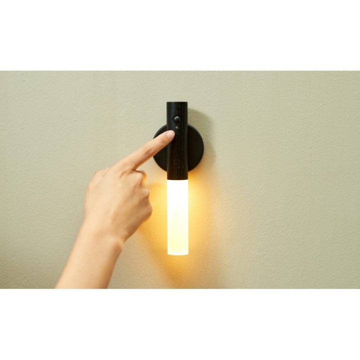 Lampada a stelo intelligente in legno di noce ecocompatibile - Gingko Design