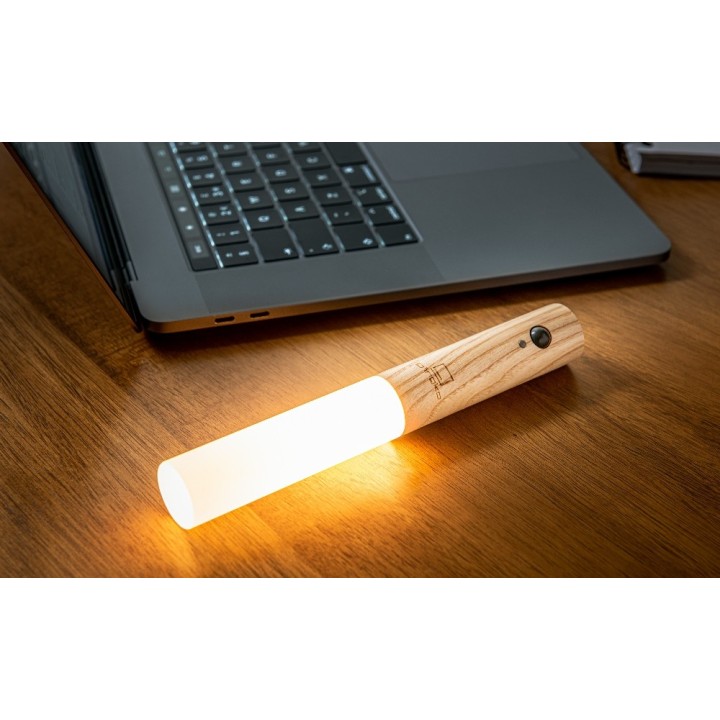 Intelligente Stablampe EcoConcue aus Walnussholz - Gingko Design