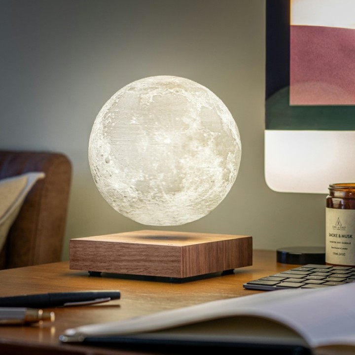 Lampe Lune suspendue écoçoncue avec base en Noyer - Gingko Design