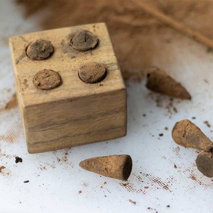 Holzform für Räucherkegel zum Selbermachen (DIY) - Für 4 Kegel - Aromandise