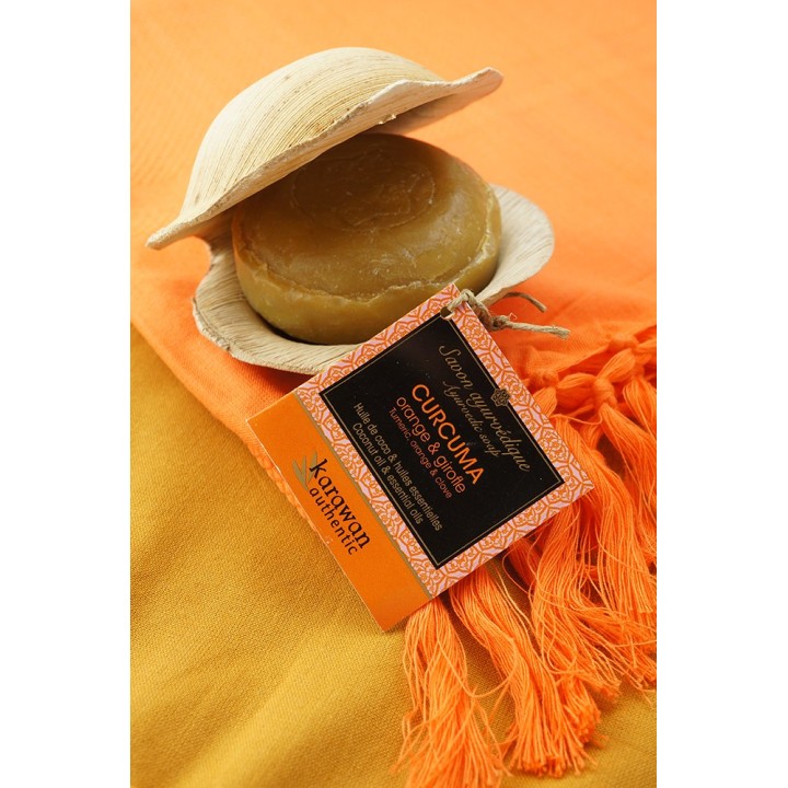 Ayurvedische Seife mit reinigender Kurkuma in ihrem Palmblatt - 100g - Karawan