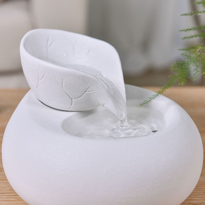 Wasserspender aus weißer Keramik - "Toby" Dunkel & Modern - Zen'Light