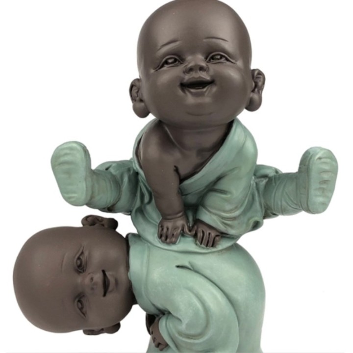 Statuette - "Les Bonzes s'amusent", 2 bébés bouddhas en plein jeux - Haut de 9,5 cm - Zen'Light