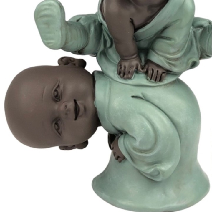 Statuette - "Les Bonzes s'amusent", 2 bébés bouddhas en plein jeux - Haut de 9,5 cm - Zen'Light