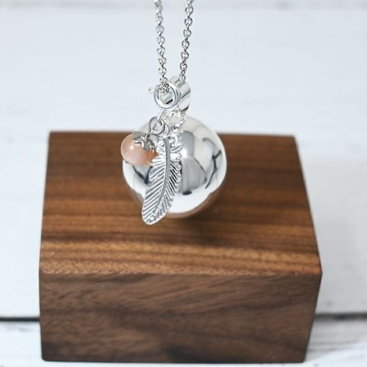 Bola de grossesse plaqué argent lisse, avec plume Indienne & Pierre de lune - ⌀ 2,2 cm & chaine 114cm - Irréversible Bijoux