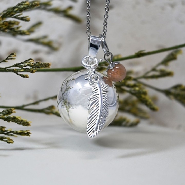 Bola de grossesse plaqué argent lisse, avec plume Indienne & Pierre de lune - ⌀ 2,2 cm & chaine 114cm - Irréversible Bijoux