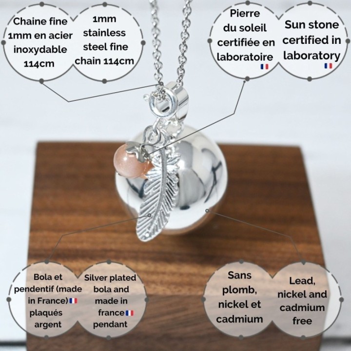 Schwangerschaftsbola SHANA versilbert glatt, mit indischer Feder & Mondstein - ⌀ 2,2 cm & Kette 114cm - Irréversible Bijoux