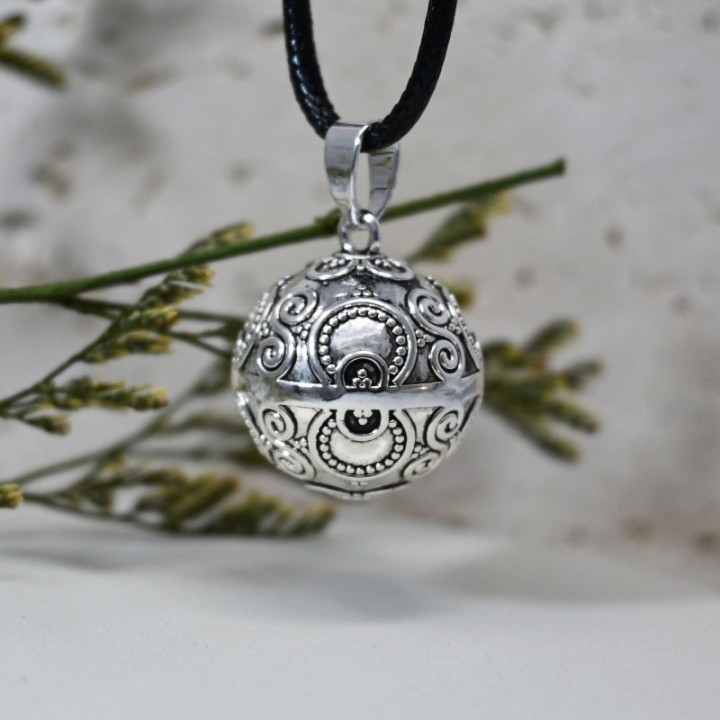 Bola da gravidanza JENNIFER argentata con disegno azteco - ⌀ catena da 2,2 cm e 114 cm - Bijoux irreversibile