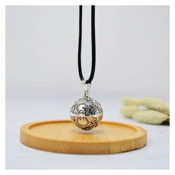 Schwangerschaftsbola JENNIFER, versilbert, mit Aztekenmotiv - ⌀ 2,2cm & Kette 114cm - Irréversible Bijoux