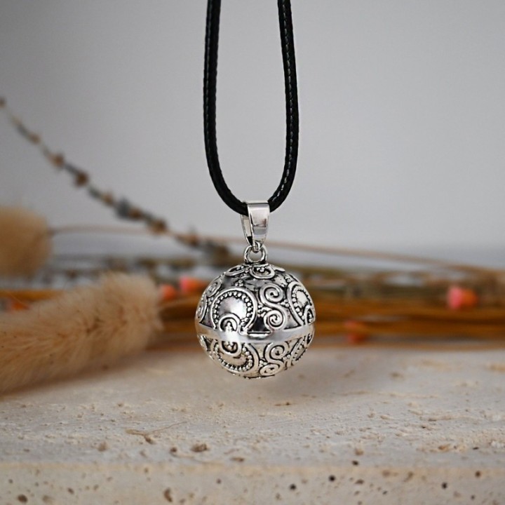 Schwangerschaftsbola JENNIFER, versilbert, mit Aztekenmotiv - ⌀ 2,2cm & Kette 114cm - Irréversible Bijoux