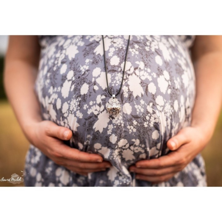 Bola de grossesse JENNIFER, plaqué argent, avec motif Aztèque - ⌀ 2,2cm & chaine 114cm - Irréversible Bijoux