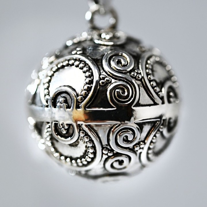Schwangerschaftsbola JENNIFER, versilbert, mit Aztekenmotiv - ⌀ 2,2cm & Kette 114cm - Irréversible Bijoux