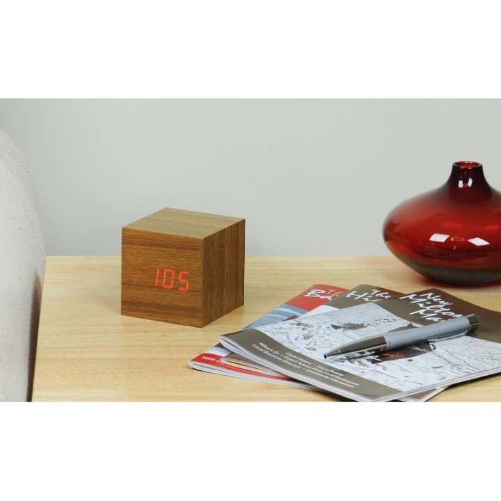 Horloge écoconçue Cube Plus en Teck et LED rouge, 4 fonctions - Gingko Design